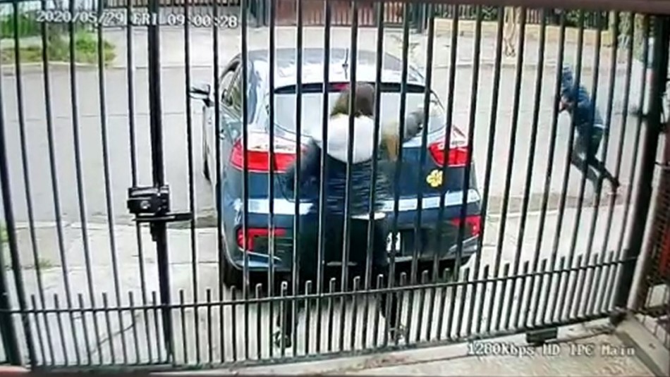 Video: Funcionaria de PDI frustró a tiros portonazo en su contra en Maipú