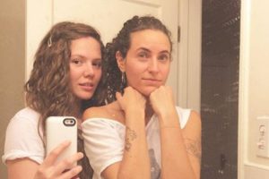 Joy Huerta sorprende con primera portada de revista junto a su esposa e hija