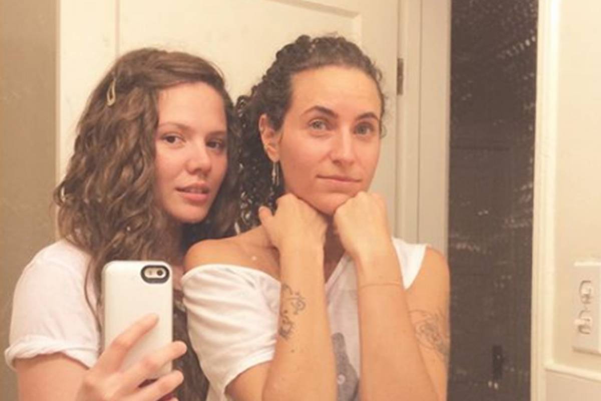 Joy Huerta sorprende con primera portada de revista junto a su esposa e hija