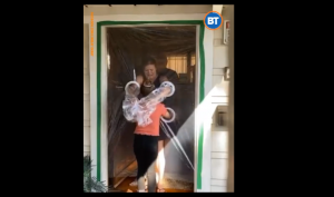 Niña inventó tierna cortina para poder volver a abrazar a sus abuelos