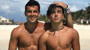 ¡Se pasaron! Mario Casas y su hermano causan furor con video bailando juntos