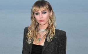 Miley Cyrus sorprendió con cambio de look inspirado en la vocalista de "Blondie"