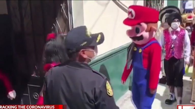 Video: Mickey Mouse y Mario son detenidos por no respetar medidas de prevención por coronavirus