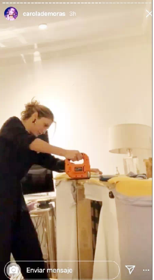 carola remodelando un sofá