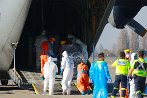 Tres pacientes con Covid-19 fueron trasladados de Santiago a Concepción