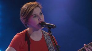 El radical cambio de look de exparticipante de "The Voice Chile" en su nuevo videoclip