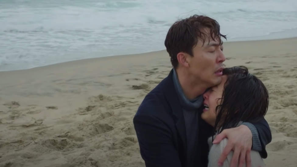 En plena grabación: Surfista rescata a dos actores coreanos a punto de ahogarse