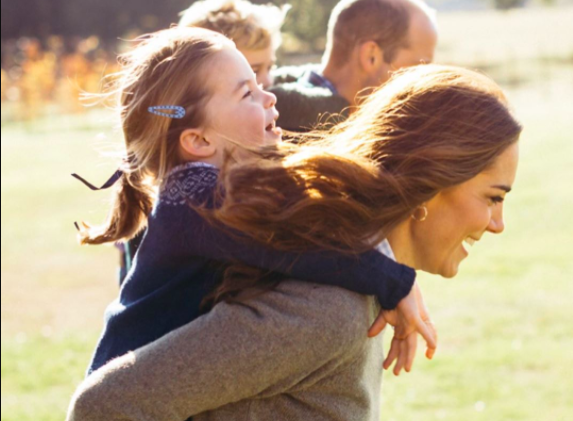 Duques de Cambridge comparten fotos de la princesa Charlotte por su cumpleaños