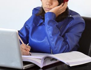 Según encuesta: 75% de los estudiantes no cuenta con ambiente de concentración