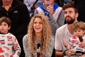 Critican a Shakira tras ser captada paseando sin mascarilla junto a su familia