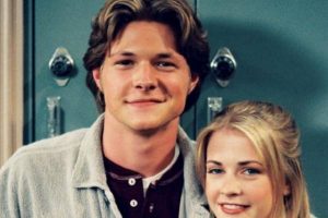 ¿Lo reconoces? Así luce Harvey, el novio de "Sabrina, la bruja adolescente" a 16 años de la serie