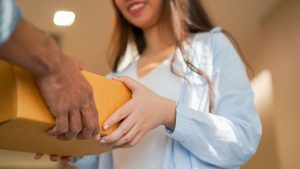 Expertos aconsejan hacer esto con los paquetes que recibas ante el Covid-19