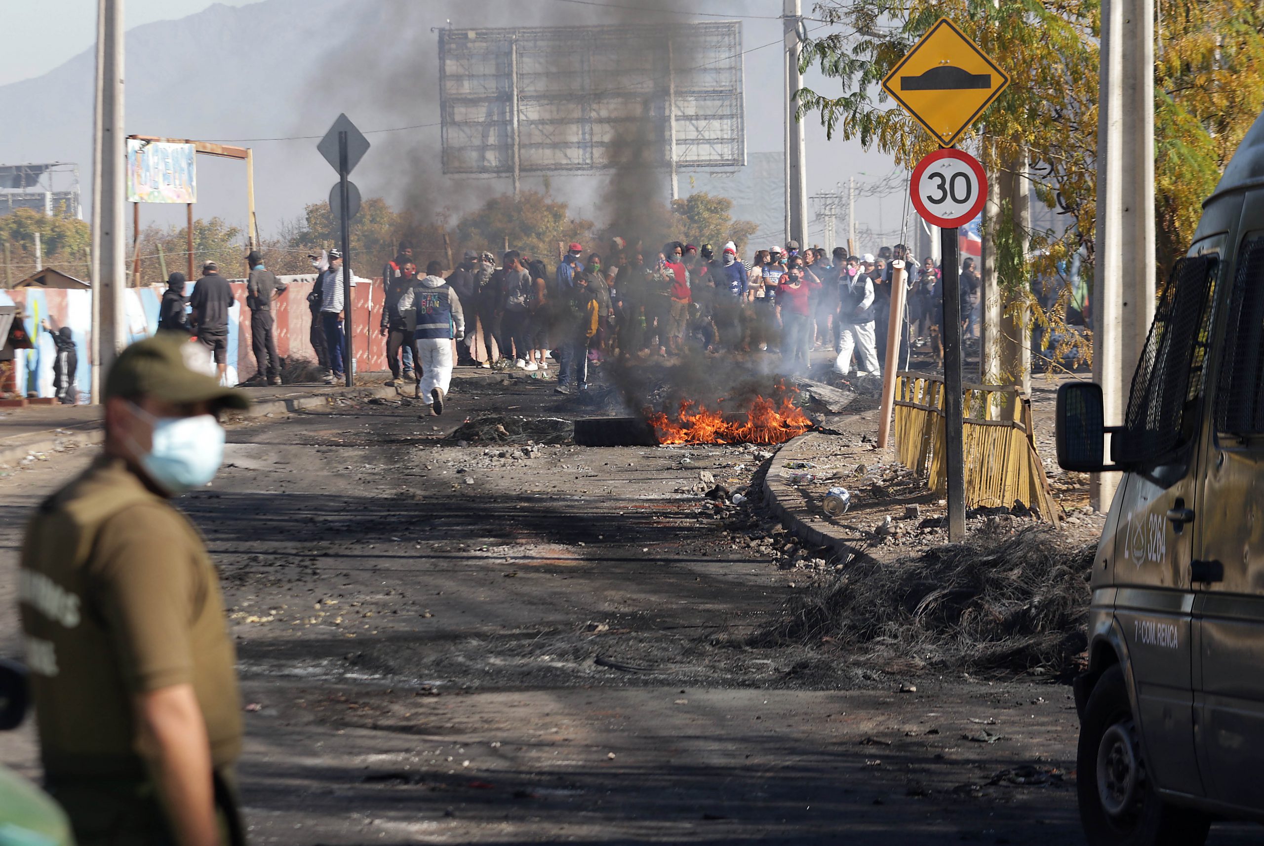 Vecinos de campamento en Cerro Navia protestaron por falta de ayuda municipal