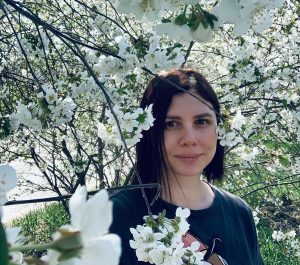 Tienen 15 años de diferencia: Influencer anuncia que está embarazada de su hijastro veinteañero