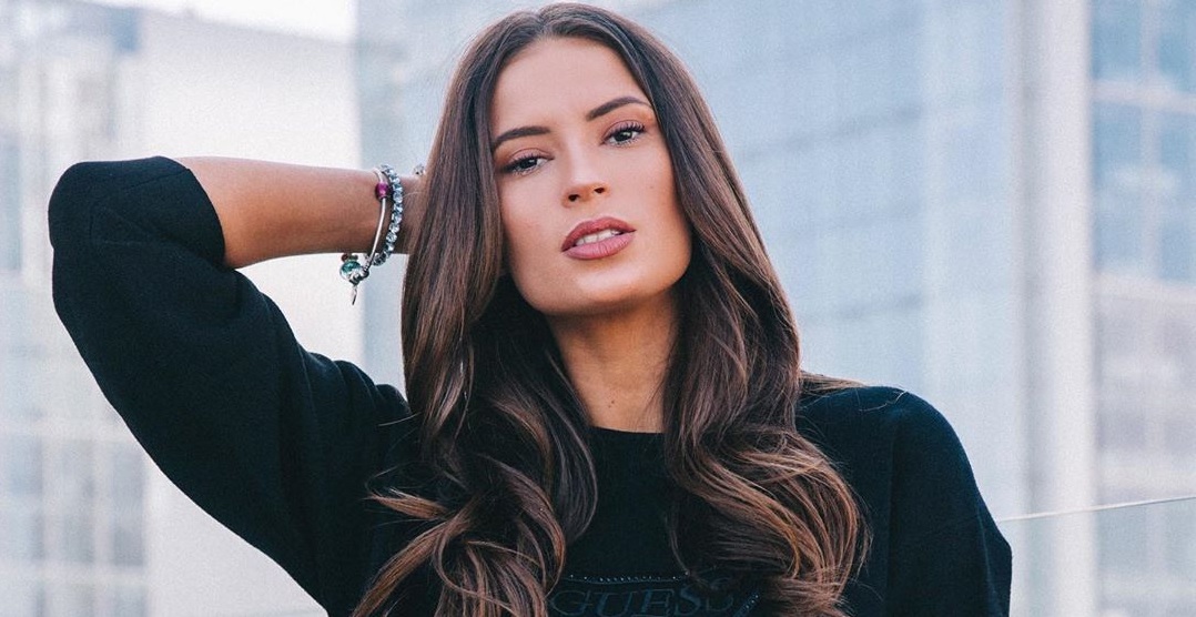 Julia Fernandes responde a seguidora que la felicitó por posar 'tapadita'