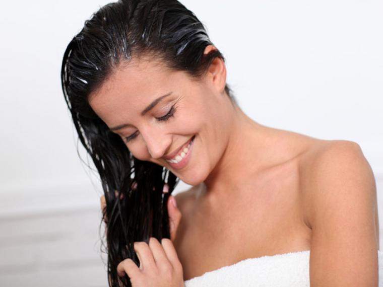 exfoliar tu cuero cabelludo con azúcar en tu shampoo