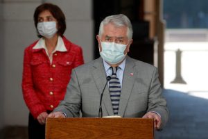 Enrique Paris irrumpe como el ministro mejor evaluado, según Cadem