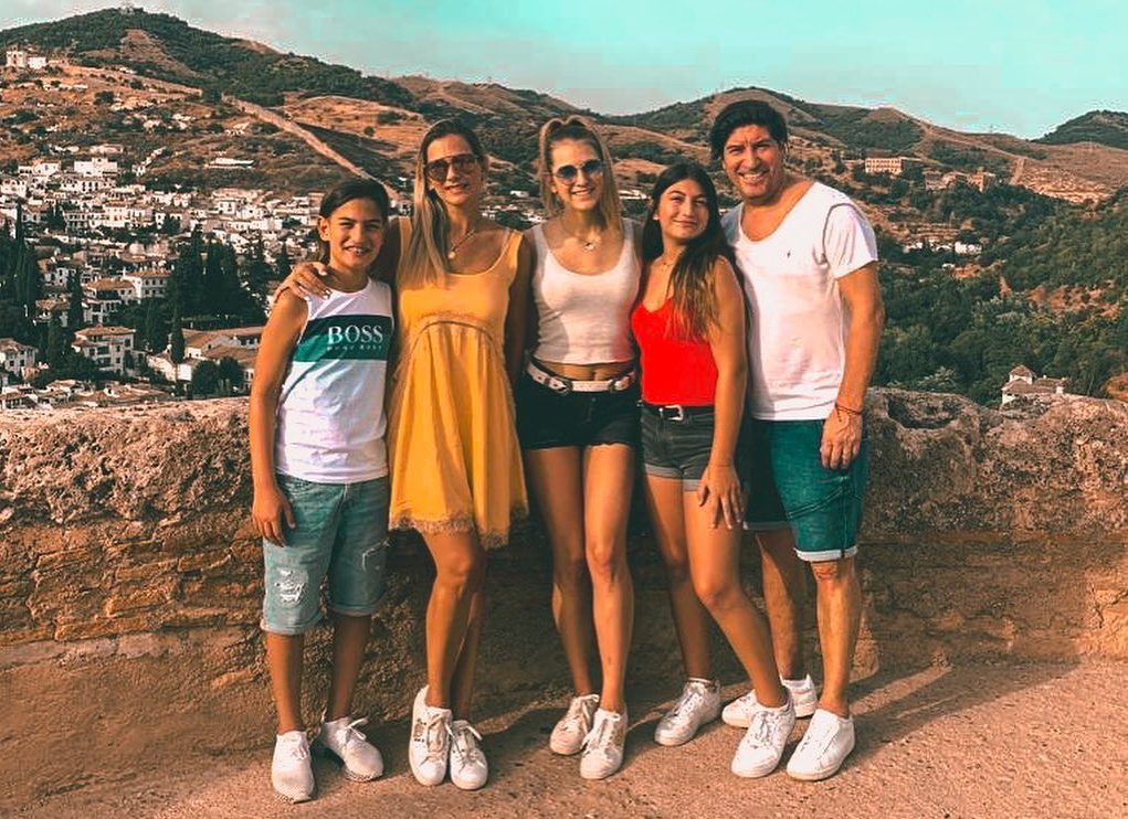 ¡Papás chochos! Iván Zamorano y María Alberó comparten logro de su hija