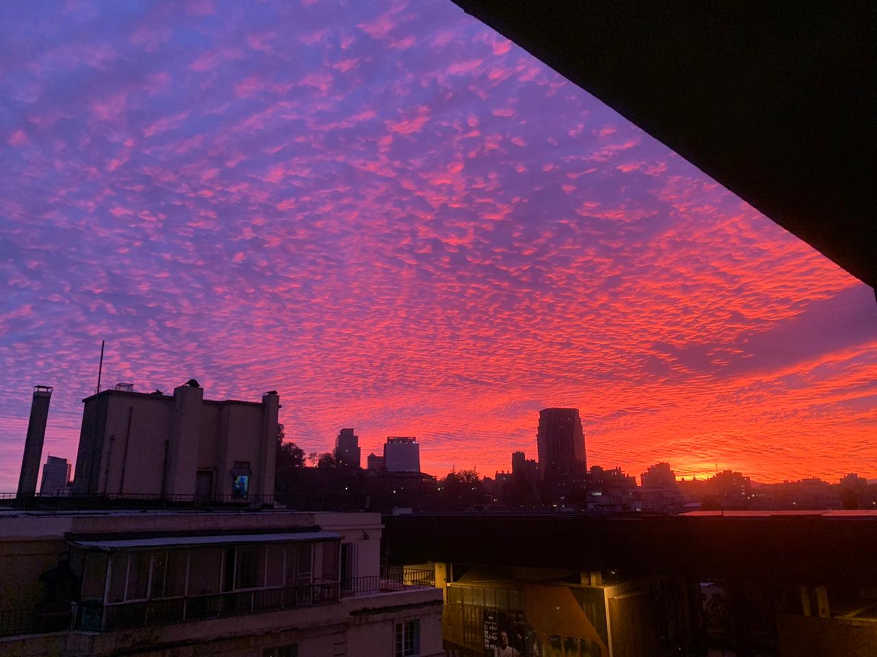 ¿Por qué se vio el atardecer con un cielo y nubes rojas? ¡Aquí la respuesta!