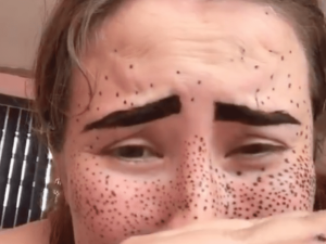 Joven en TikTok se sumó a challenge de maquillaje con henna: No terminó bien