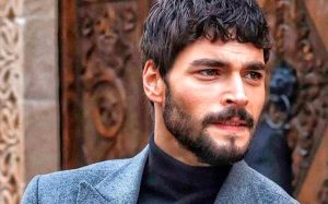 Protagonista de "Hercai" enternece las redes sociales con foto de su infancia
