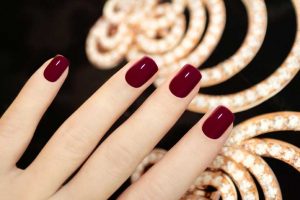 Burdeos: ¡Lleva el color del invierno en tu manicure!