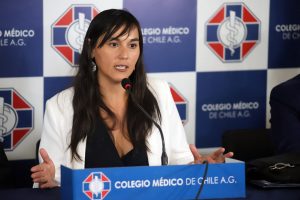 Izkia Siches supera a Lavín como personaje mejor evaluado, según Cadem