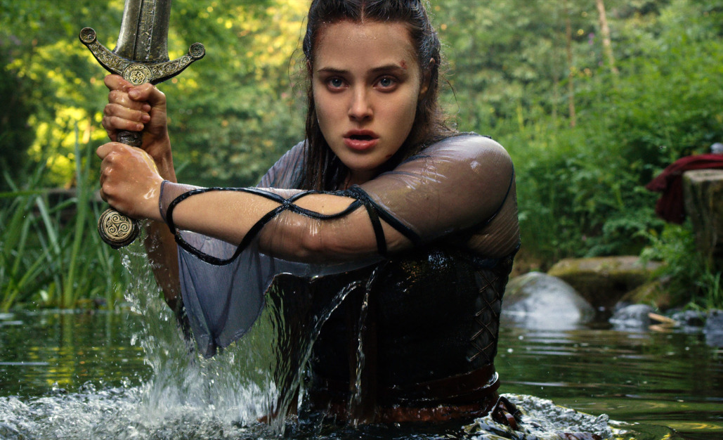 Katherine Langford sorprende en impactante tráiler de "Maldita", la serie medieval de Netflix