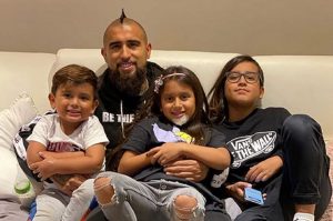 Princesa y Thor: Arturo Vidal presentó a los dos tiernos cachorros que le regaló a sus hijos