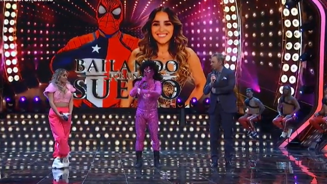 el cruce de jazz y raquel por performance de spiderman