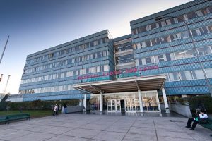 Hombre murió frente a su casa, cuando iba a buscar a su hermano internado por Covid-19