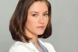 Actriz de 'Grey's Anatomy' revela con emotivo mensaje que se identifica como LGBTQ+