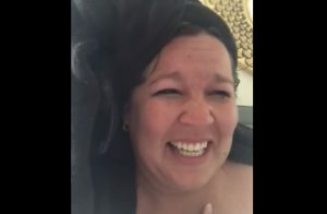 Madre se hizo viral tras atravesarse desnuda en clase online de su hija