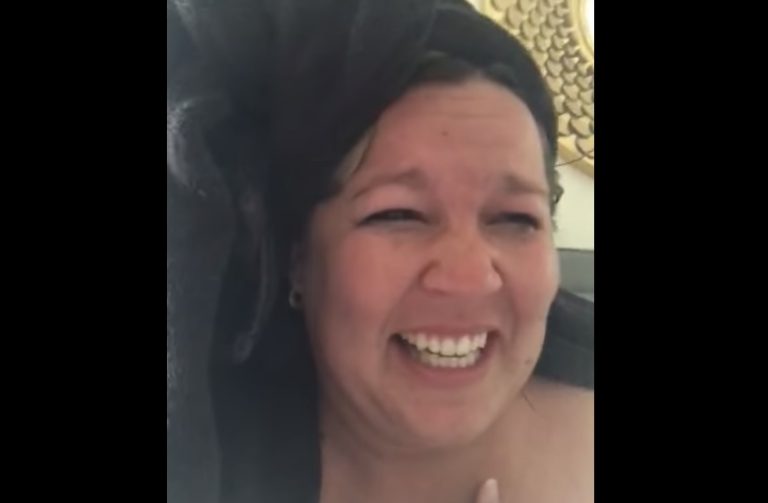 Madre se hizo viral tras atravesarse desnuda en clase online de su hija