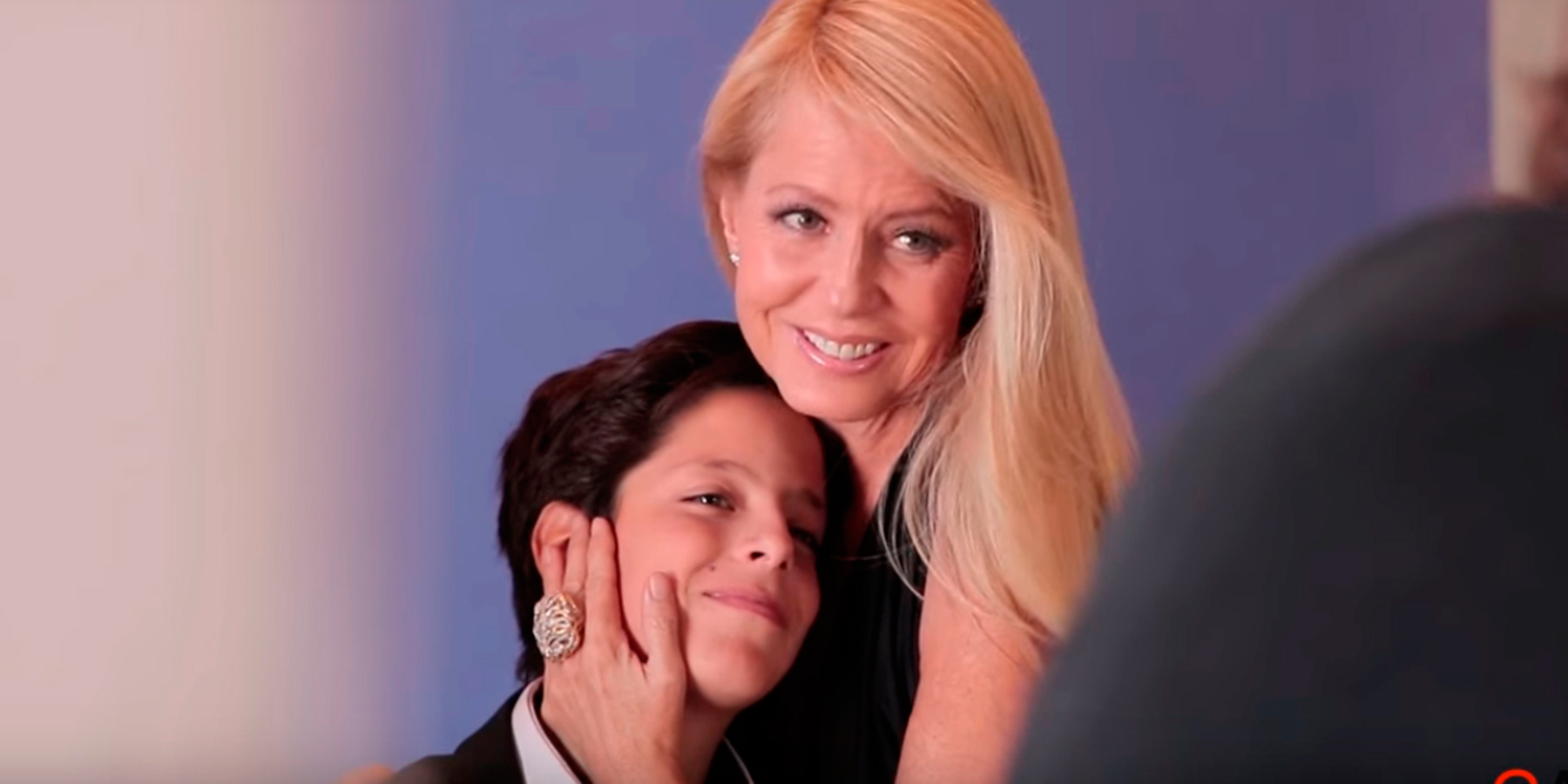 Cecilia Bolocco fue fotografiada por su hijo para portada de revista: 'No hay retoques'