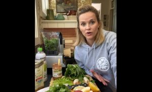 Actriz Reese Whiterspoon compartió el batido que prepara hace 9 años para cuidar su piel