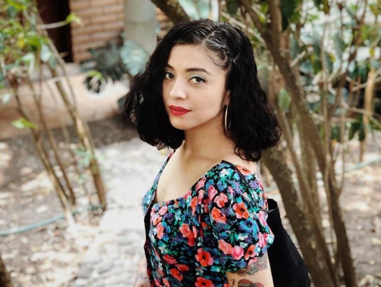 Mon Laferte sorprendió en redes sociales con su versión de hombre