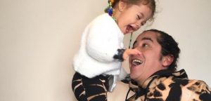 Fiel a su humor: Fernando Godoy mostró cómo evitó accidente casero con su pequeña hija