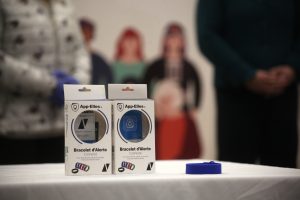 Ministerio de la Mujer lanza pulseras de emergencia para víctimas de violencia