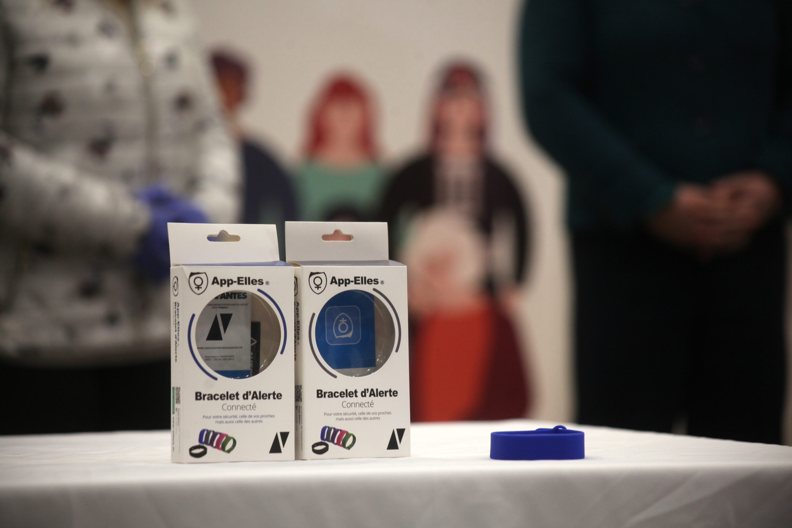 Ministerio de la Mujer lanza pulseras de emergencia para víctimas de violencia