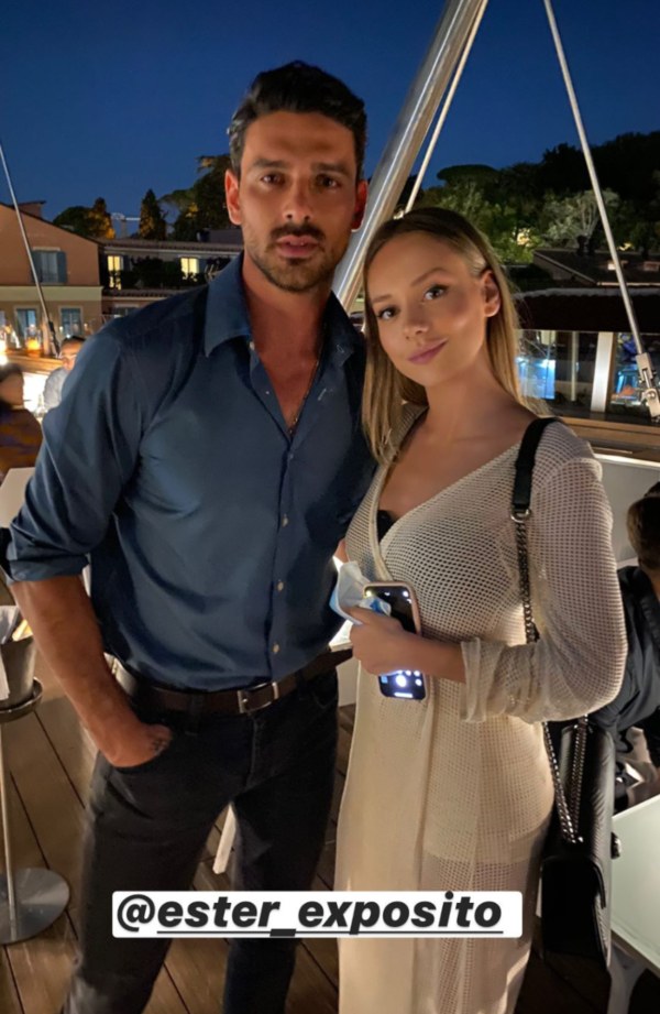 michele morrone y ester expositvo