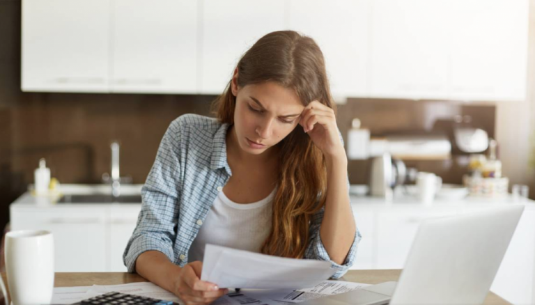 Encuesta: 83% de las chilenas no logra cubrir sus deudas con sus ingresos