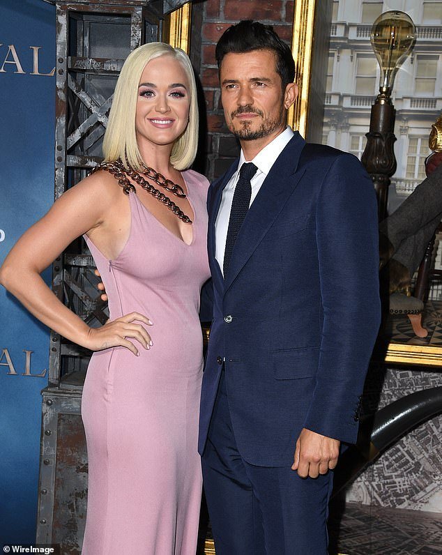 katy perry y orlando bloom nombraron como madrina a jennifer aniston