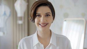 Bergüzar Korel luce su figura en bikini a pocos meses de dar a luz