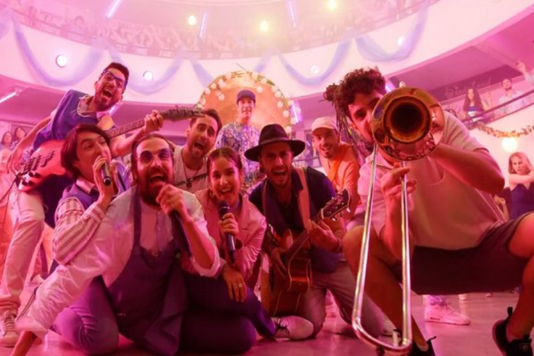 Moral Distraída, Denise Rosenthal y Los Vásquez se unen con pegajoso video de "Rico Rico"