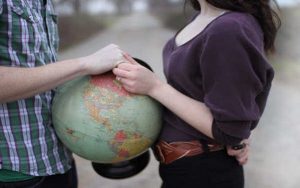 #LoveIsNotTourism: La campaña que busca unir a parejas separadas por el coronavirus