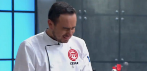 César Campos terminó llorando tras emotiva carta de su esposo en "MasterChef Celebrity"