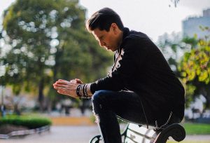 Andrés de León estrenó video con la participación de rostros de la TV