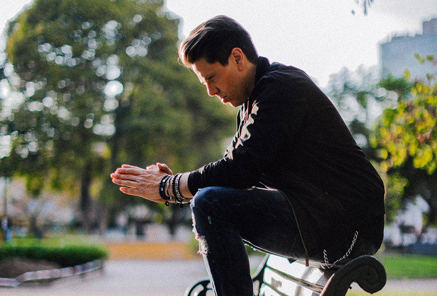 Andrés de León estrenó video con la participación de rostros de la TV