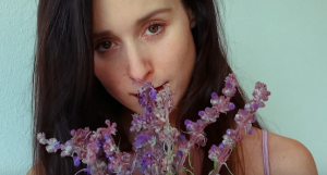 Francisca Valenzuela estrenó videoclip de "La Fortaleza", grabado con sus fans